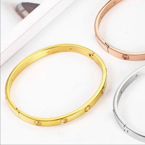 NEW 18K YELLOW GOLD ROUND DIAMOND BANGLE BRACELET - Picture 5 of 5